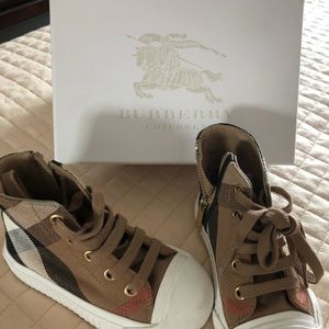 Burberry kids shoes used 1 time size 23 US